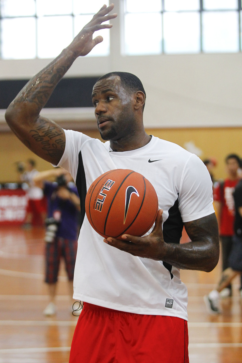 詹姆斯 VS 我：谁更胜一筹？篮球实力对比分析