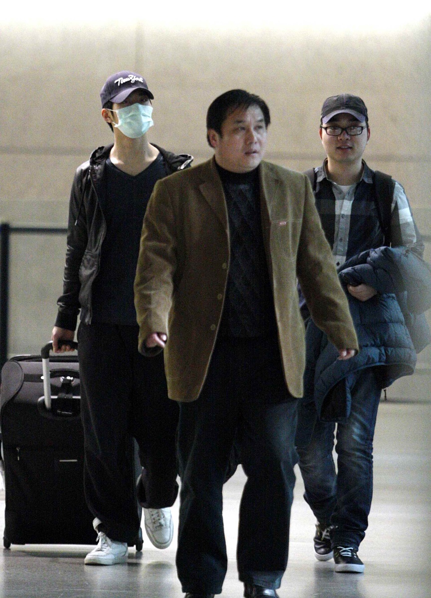 2011年3月30日讯,上海,窦骁现身机场.***_***窦骁+++_+++机场,口罩,