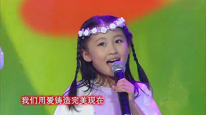 [图]何静携手女儿何彦霖演唱《最好的未来》,场面太温馨了