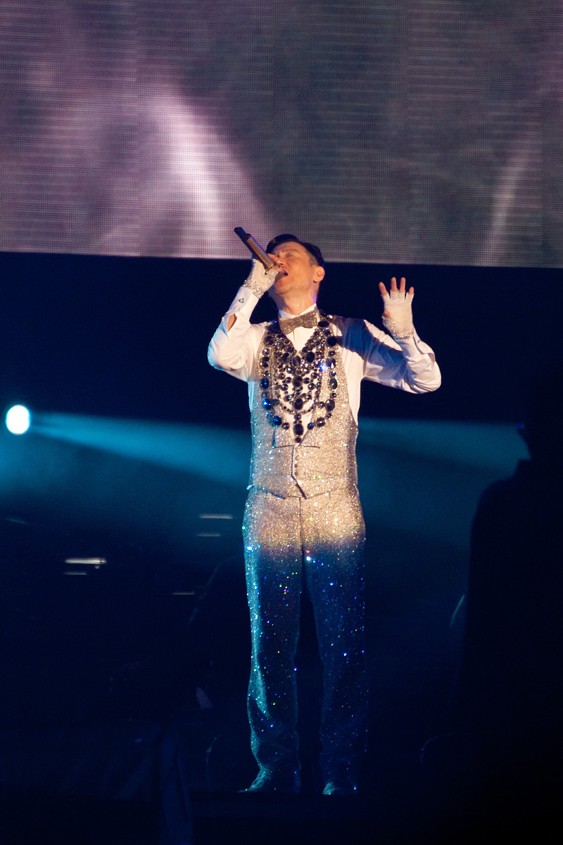 伍佰演唱会现在的价格是950一张超预算原定可以带家属现在伙伴的公司承担家属的个人承担