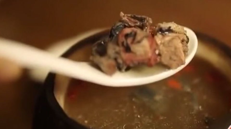 竹丝鸡焯水,与山药姜片枸杞一起放入椰壳,加入椰汁炖煮清香扑鼻