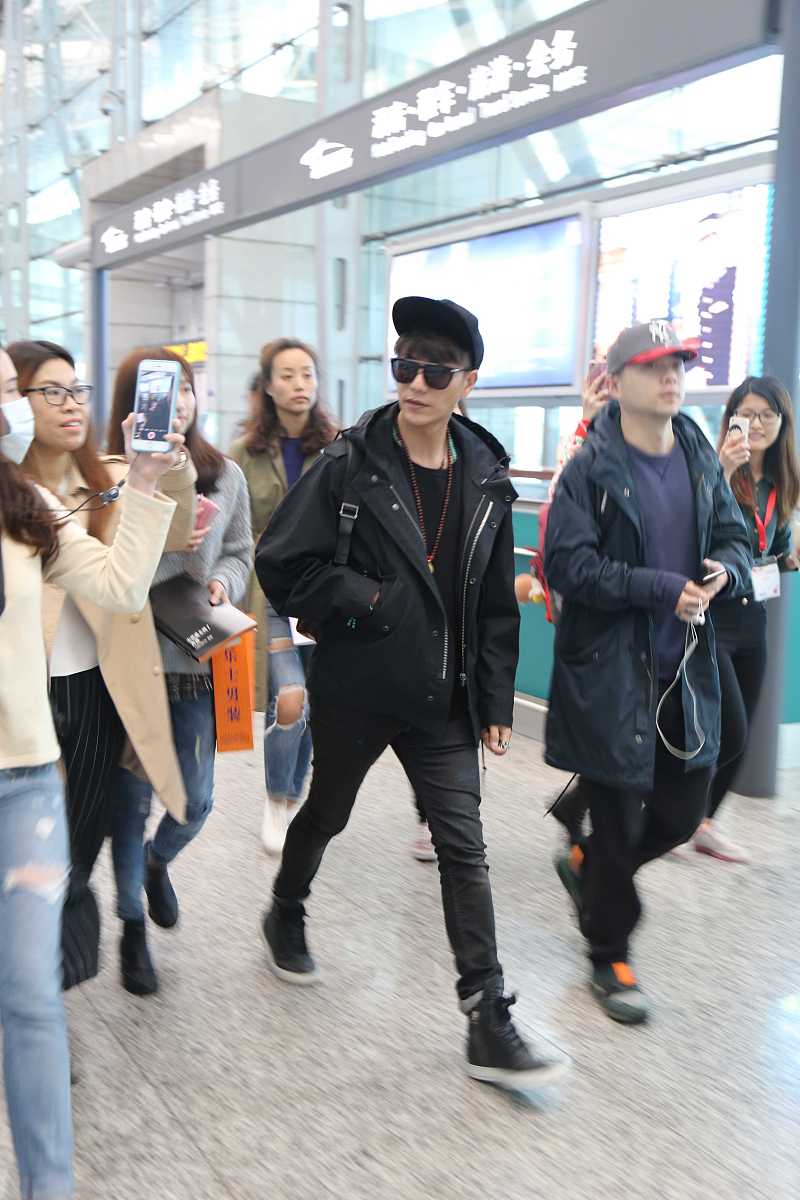 要求：根据下表的历史数据、结合时效性与运输工具装载量不考虑省一级分拨中心处理能力选择佛山市与珠三角各市之间的中转模式并设置相应的班车。佛山市分拨中心 2022 年第一季度发往珠三角各市快件量对比平均日到件地中转批次广州市深圳市东莞市江门市惠州市中山市珠海市肇庆市佛山禅城 1200 368 433 157 271 77 145 249 160 佛山禅城 1630 270 327 94 131 18