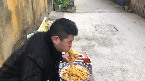 小伙5包泡面一锅煮,2只卤鸭腿配大葱,网友:这吃法得家里有矿啊