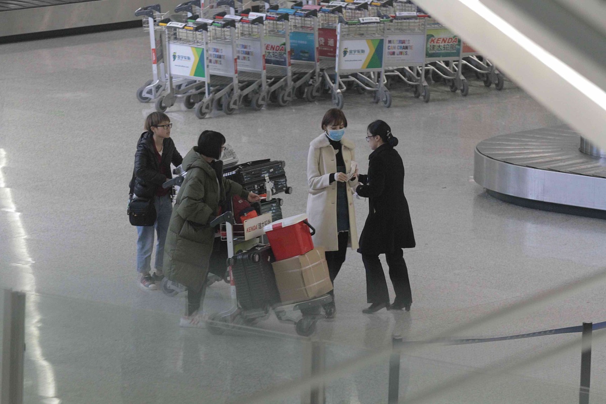 826日旅客投诉行李没有同机到达机场未及时通知旅客导致旅客在机场等待1个多小时因此旅客打96777进行投诉但当时货运服务负责人没有及时处置、当天值班经理也没有履行职责故导旅客投诉升级现对两位负责人进行处罚500元怎么写通报