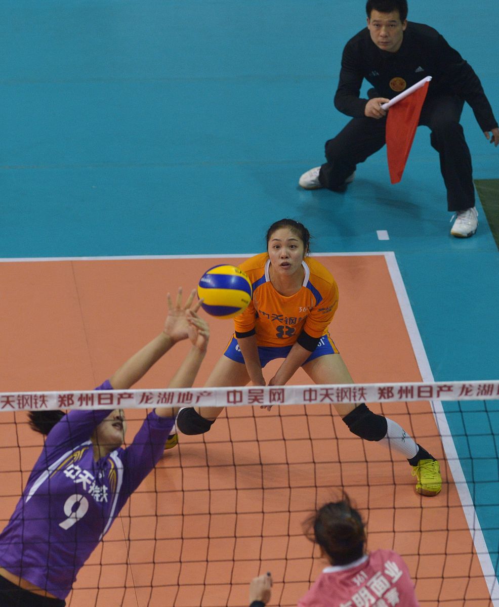 中国女排比赛中遭遇不当行为，对手球员触碰腋下引争议