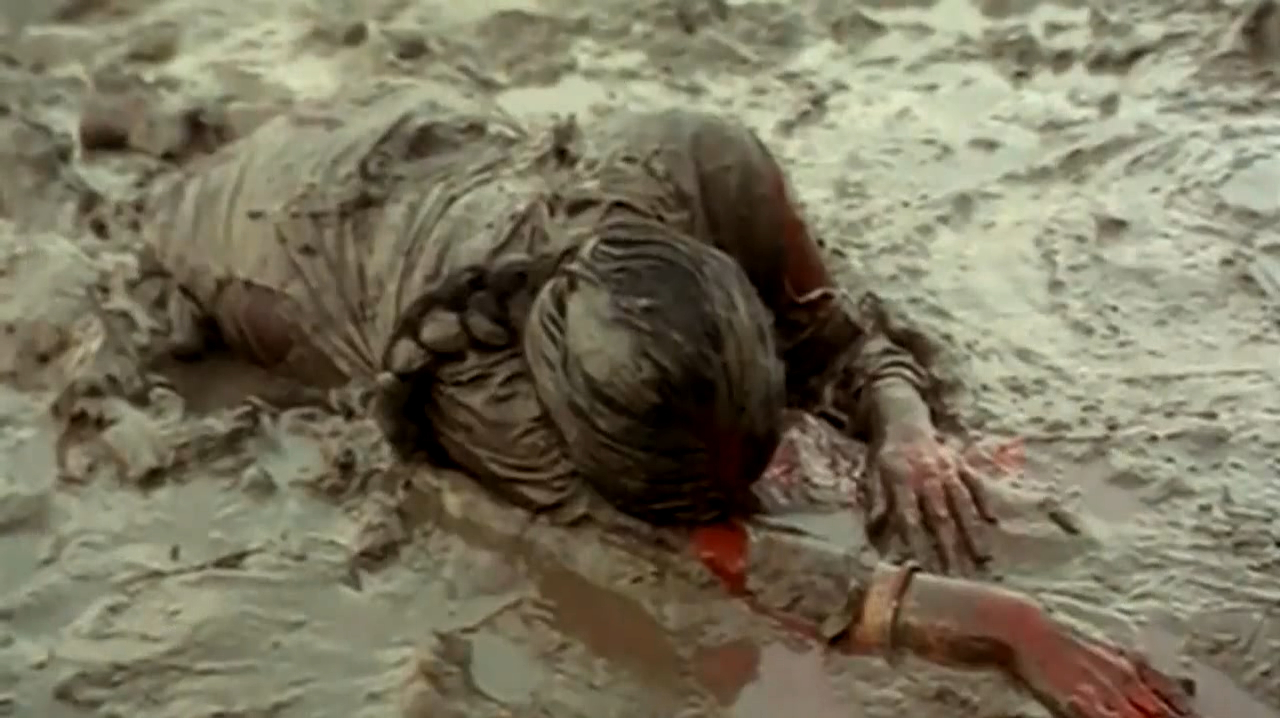 男子为了霸占家产,将妻子推进鳄鱼池,没想到1年后妻子回来复仇