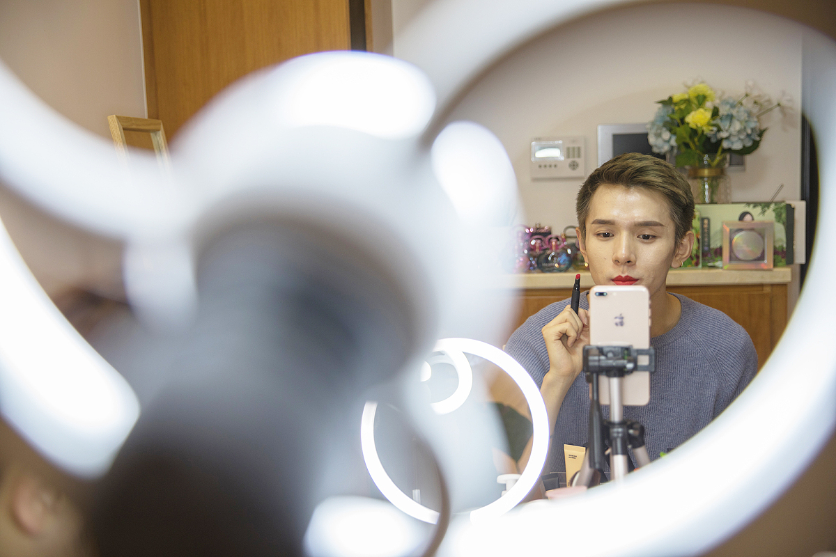 李佳琦嘲讽粉丝买不起眉笔事件：反思明星言论、商业道德和社会责任