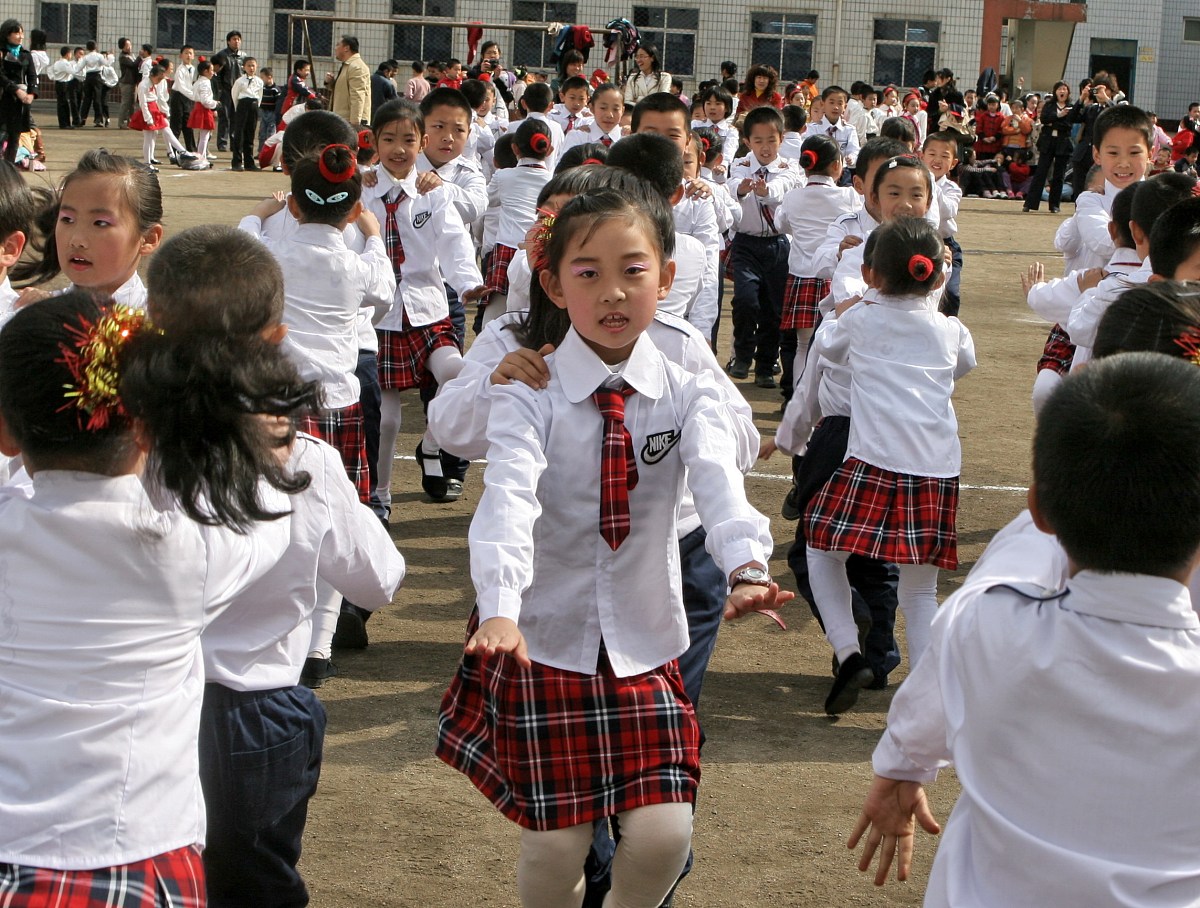2008年3月27日下午,秦皇岛市迎秋里实验小学的孩子们正在参加校园集体