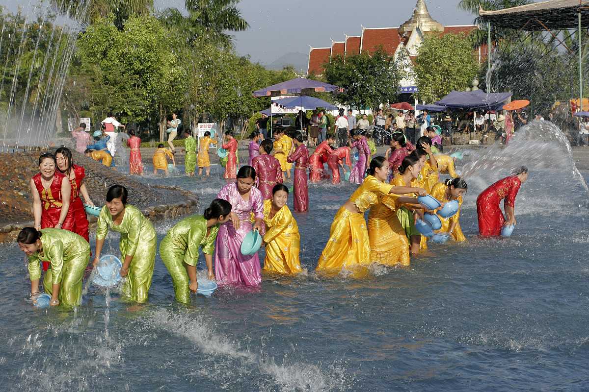 泼水节的由来