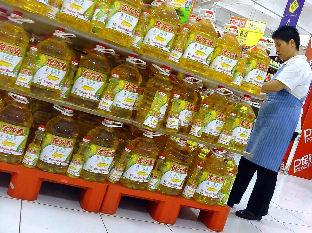 请翻译据收货人信息该货物是用于榨取食用油。货物霉变后榨取的油的部分指标会不合格。因此无法用于继续制作食用油。根据我们经验油类作物种子在热损后往往会造成出油率降低油类品质下降。霉变还可能会导致一些毒素超标。但该案种子是否还可继续实现其原有的目的还需进一步化验。鉴于货物数量不大我们建议采用市场询价法来确定货物的残值。