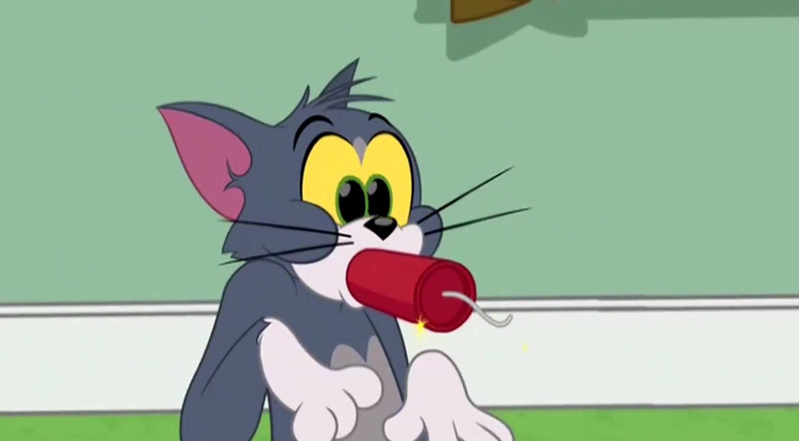 新猫和老鼠:汤姆猥琐的潜伏,杰瑞点燃爆竹汤姆吓懵了