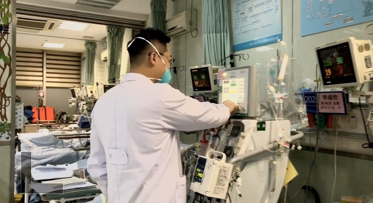 急诊医生吃泡面抢时间:醉汉闹事最多,已习惯