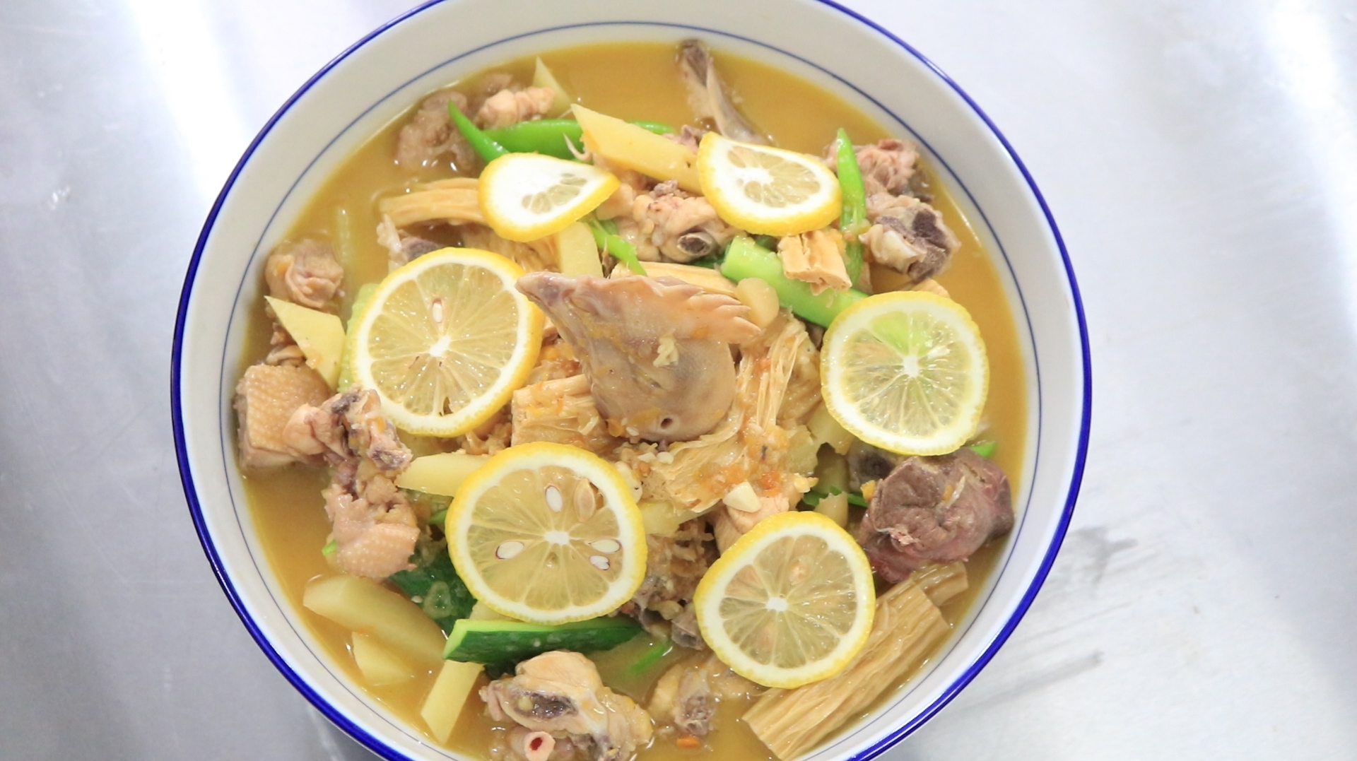 厨师长教你:“酸汤鸡”的家常做法,酱料解决了一切难题