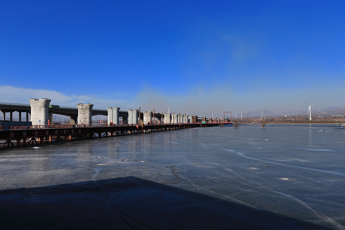 2017年2月5日,京冀交界处的官厅湖.***_***京张高铁官厅湖特大桥正在