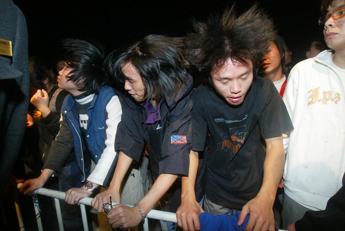 2003年12月31日,令人万纵瞩目的新年摇滚音乐会在广州时代玫瑰园举行