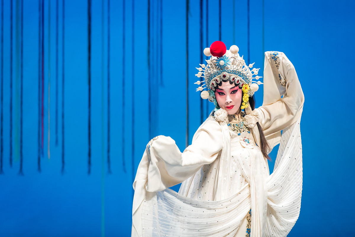 2016年12月21日讯,上海,日前,京剧折子戏《白蛇传·断桥》剧院演出.**