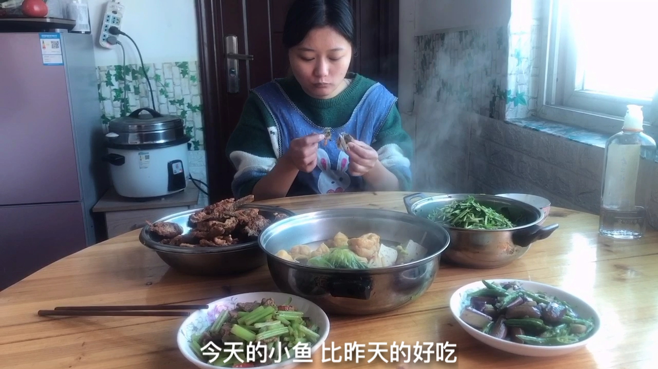 家常菜:酥炸小鱼 芹菜炒肉 素麻辣烫 凉拌香菜