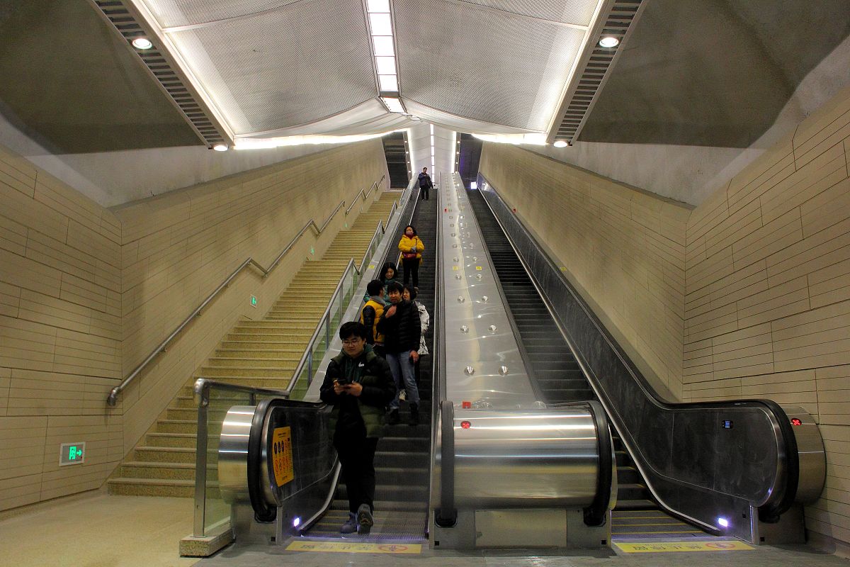 电梯先是关门不上行然后过了一会儿QF1又跳闸了是什么情况呢帮我用180字详细描述