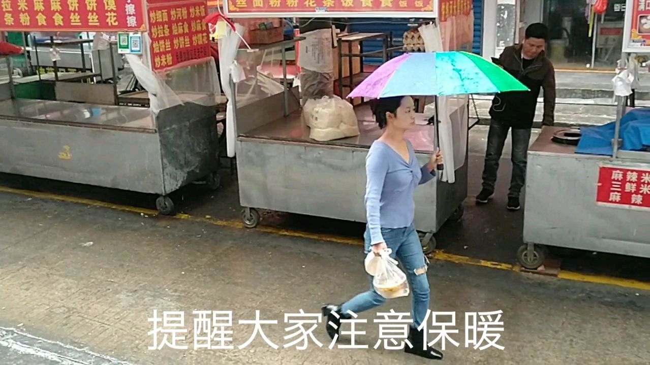 西安突然大雨降温,来西安游玩的朋友们要备好雨具,祝旅途愉快