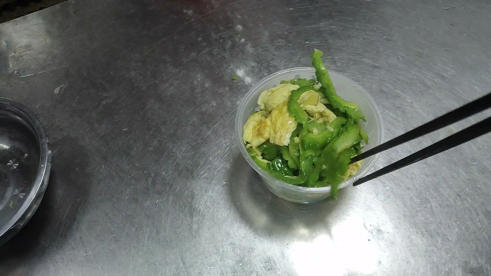 苦瓜炒鸡蛋,实拍饭店师傅苦瓜炒鸡蛋全过程