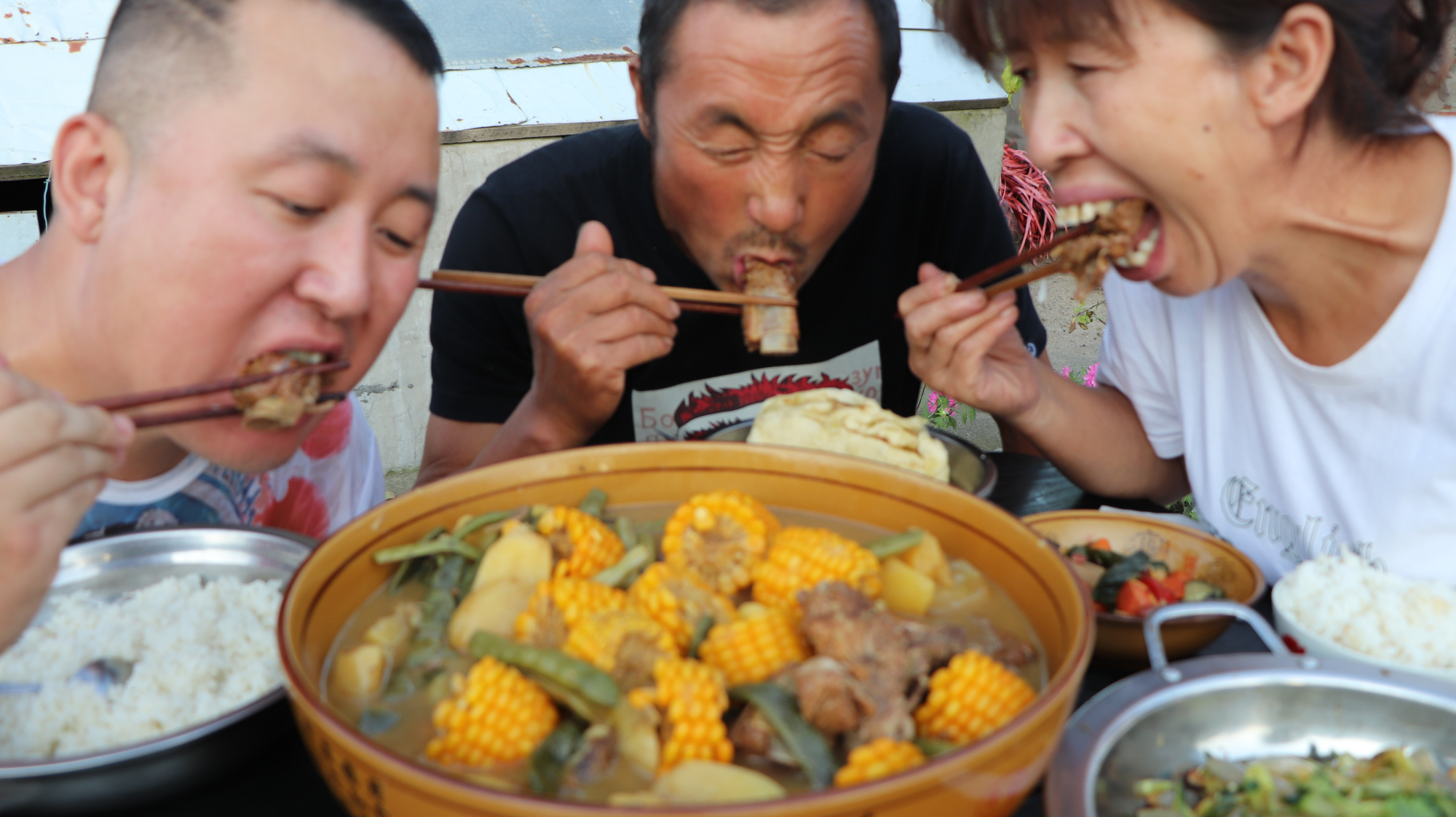 大彭做排骨大丰收,菜品丰富营养又下饭,老爸吃一口就说香