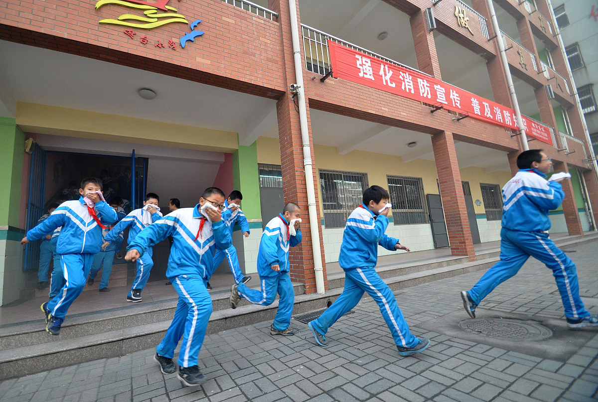 2013年11月04日,***_***河北省邯郸市丛台小学的师生们在进行逃生疏散