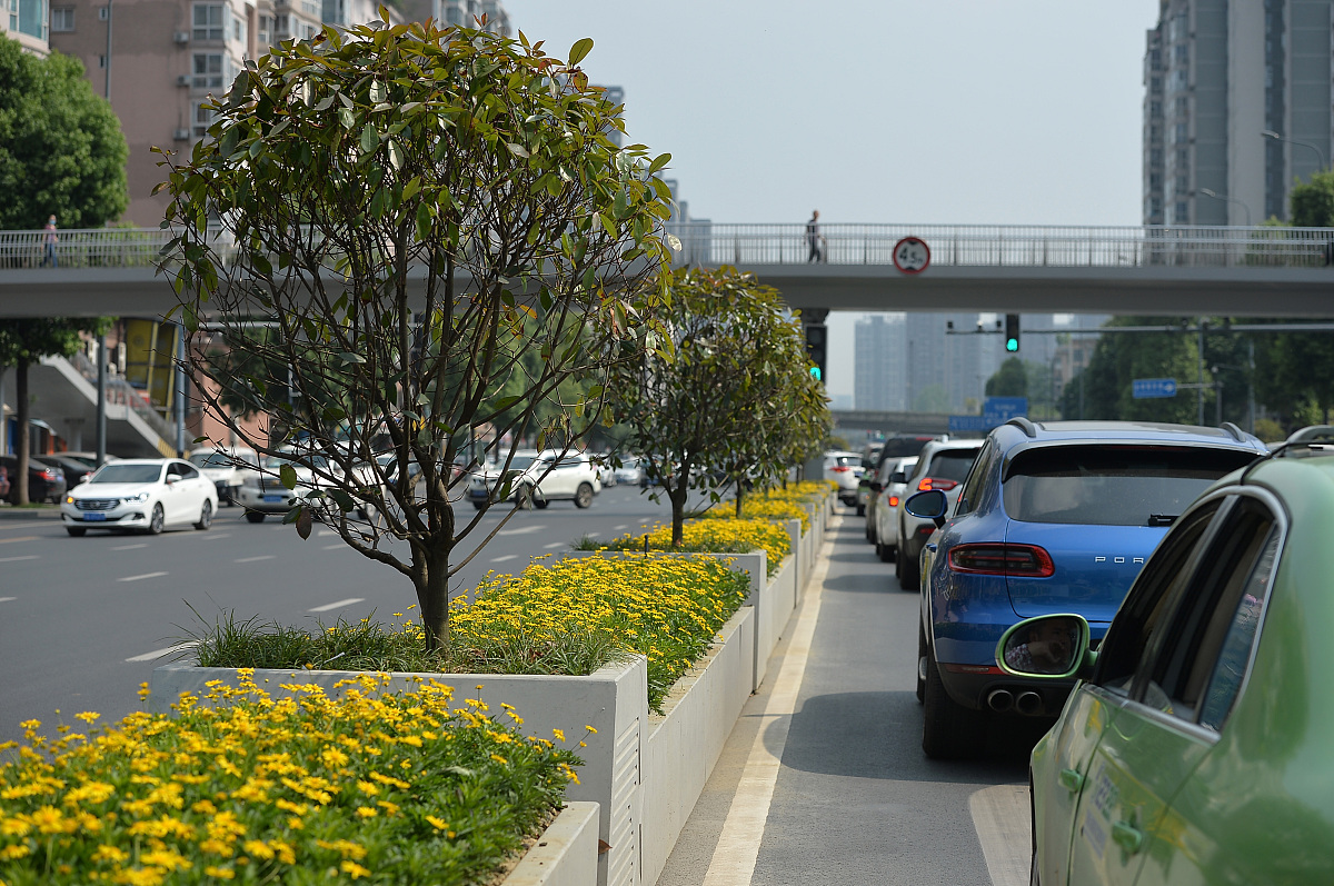 ***_***2017年5月8日,四川省成都市科华中路,路段上安置的工业化预制