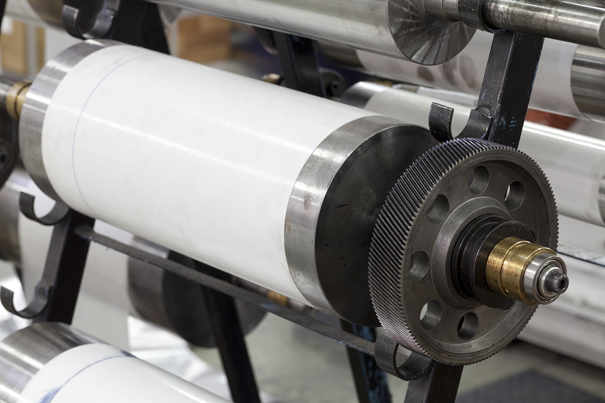 步进电机3带动牵引机构4上的送纸辊41运动依靠送纸辊与偏心压辊42间的挤压力所产生的摩擦力带动标签带运动。同时步进电机通过同步带驱动出标盘1收回底纸。连续贴标过程中送纸辊41每次旋转的角度基本一致而收纸盘上的底纸直径逐渐变大为了避免标带张力过大造成标带拉断或者影响出标处的定位精度采用摩擦打滑结构以保证送纸辊与标带收纸盘之间的张力在整个贴标过程中维持稳定。降重这段话