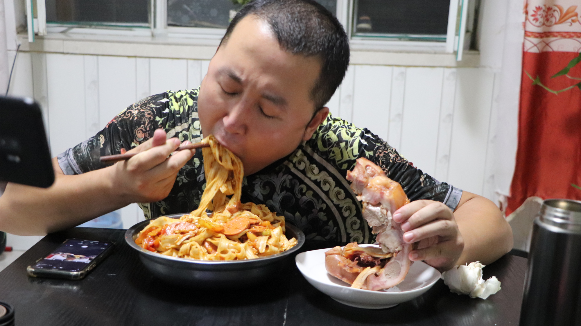 大彭夜宵套餐,1斤半猪头肉一盆鸡蛋柿子炒面,吸着吃,过瘾