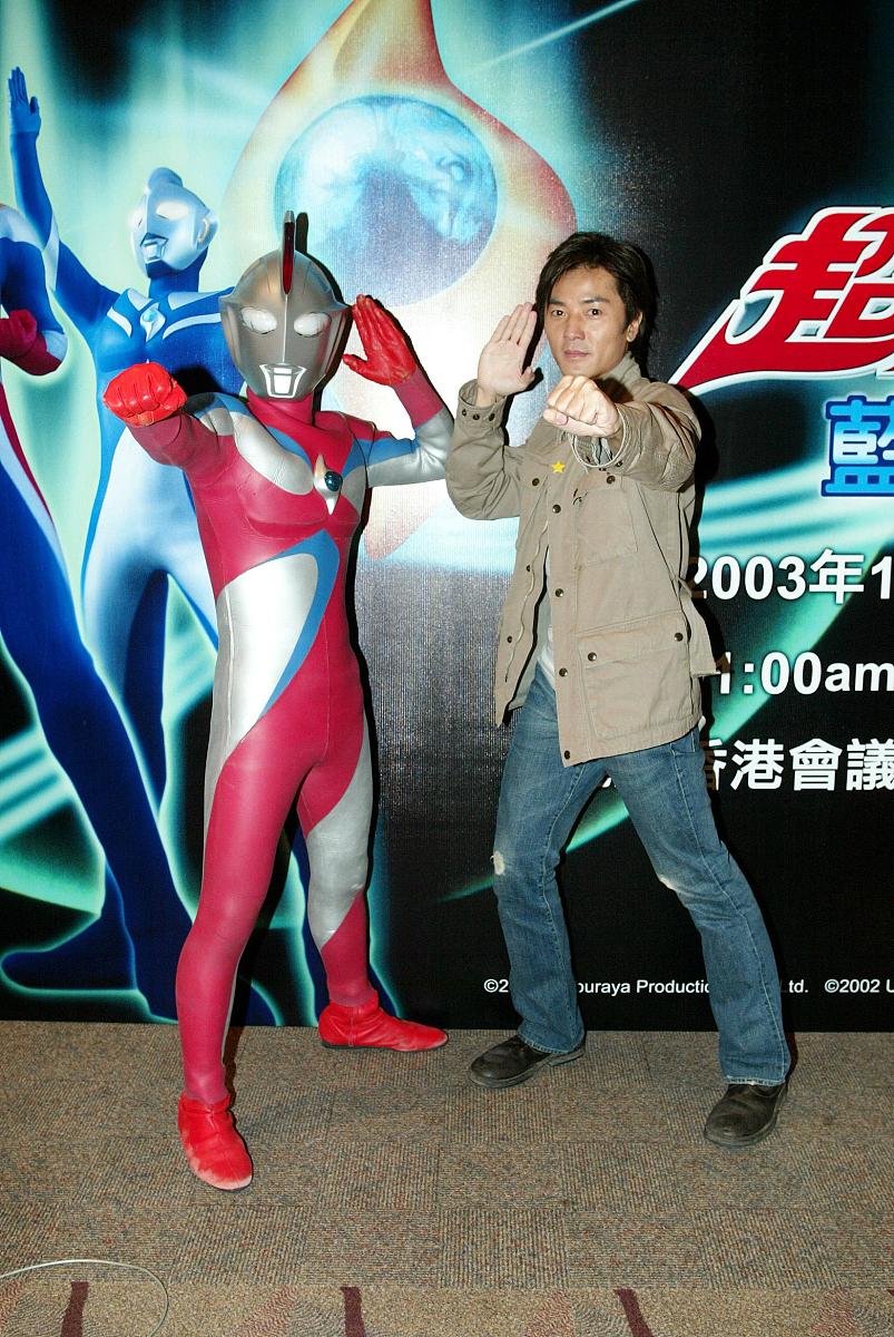2003年12月26日,郑伊健出席 超人高斯电影2之蓝色地球慈善首映礼>的首