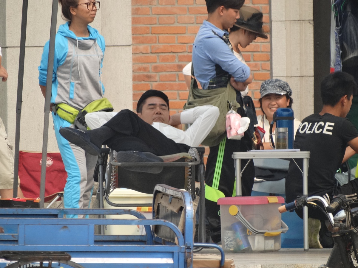 帮我写一份300字以内的微电影简介关于残疾人在大学内受到许多周围人的善举从而积极生活的的简介