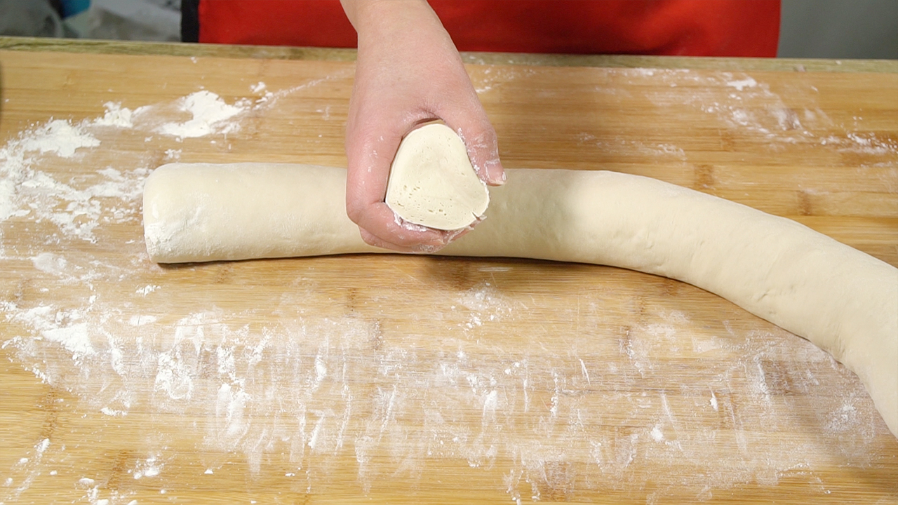 过年蒸花馍和面有讲究,教你3分钟快速和面,不沾手还发面快