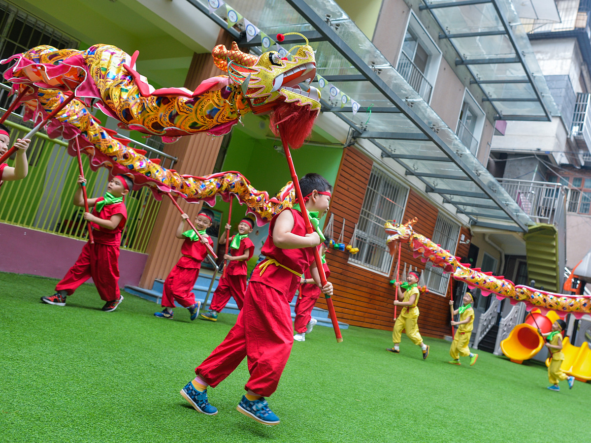 提供一个适用幼儿园大班科学领域教案格式为一、活动目标1、认知2、能力3、情感二、活动重难点1、重点2、难点三、活动准备1、物质准备2、经验准备3、环境准备四、活动过程1、导入2、展开3、结束五、活动延伸