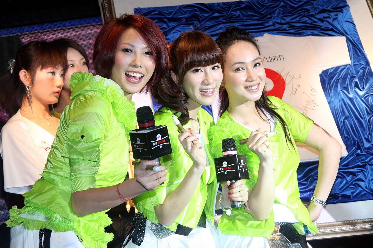 2009年4年16日,上海,黑girl出席其代言游戏fifa ol2的宣传活动.***_**