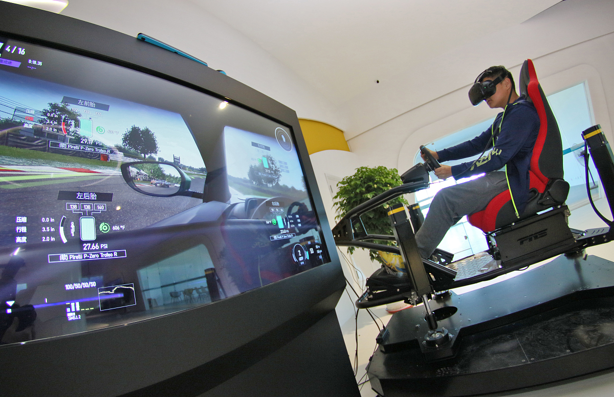 改写并扩展：第一人称视角可以调高用户的沉浸体验用户可以通过方向键控制视角前后左右的移动通过鼠标实现视角的旋转获得身临其境的体验