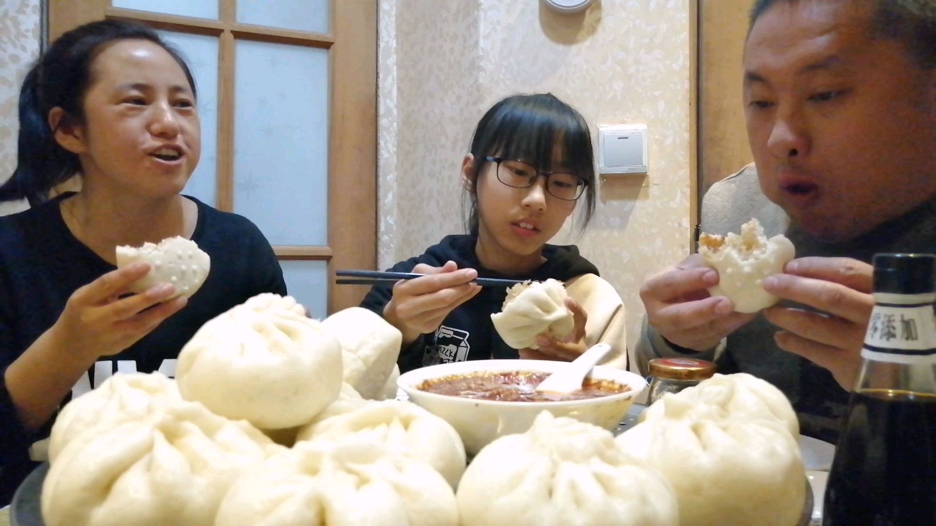 农村大哥一家人“吃包子蘸大酱”看着过瘾,萝卜馅不放肉照样好吃