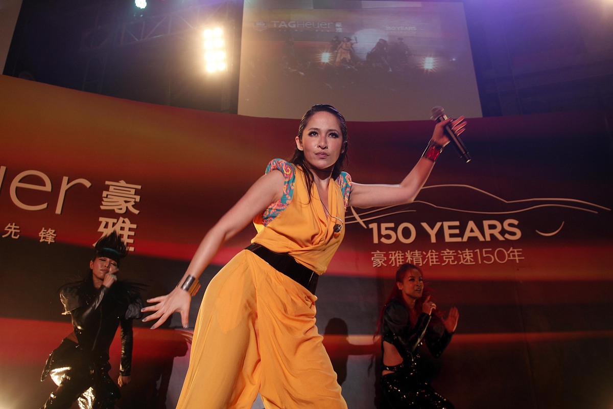 2011年4月16日,上海,萧亚轩与f1<strong>世界</strong>冠军汉密尔顿携手出席某手表品牌