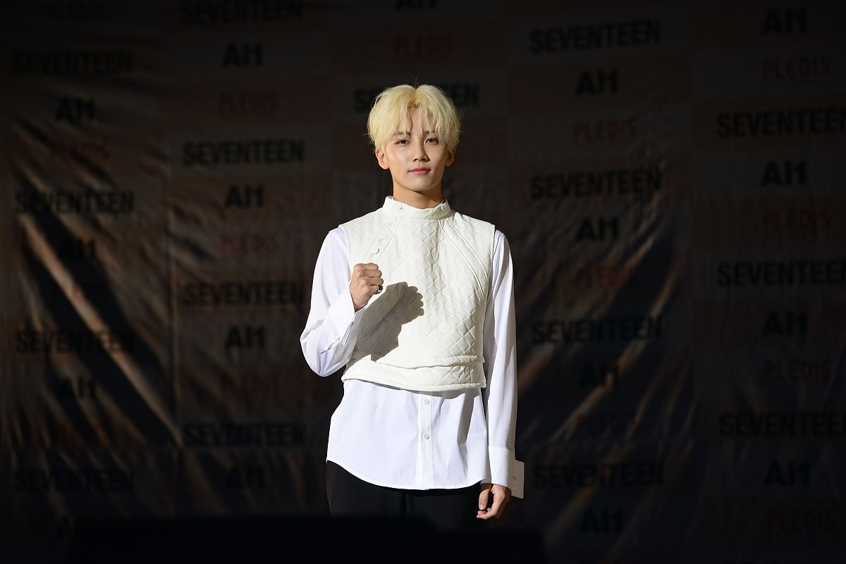 男团seventeen在举行了新专辑《al1》showcase.在当天showcase最后,se