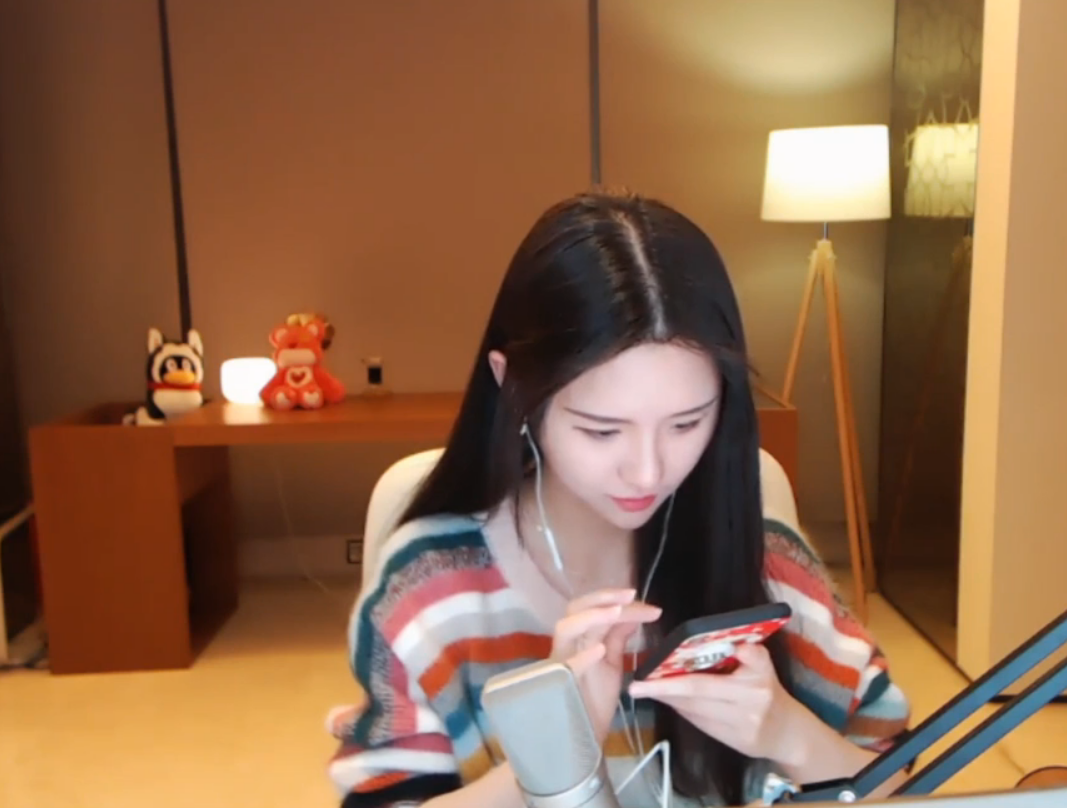 斗鱼女神阿冷玩微信跳一跳,除了唱歌,还有游戏天分!
