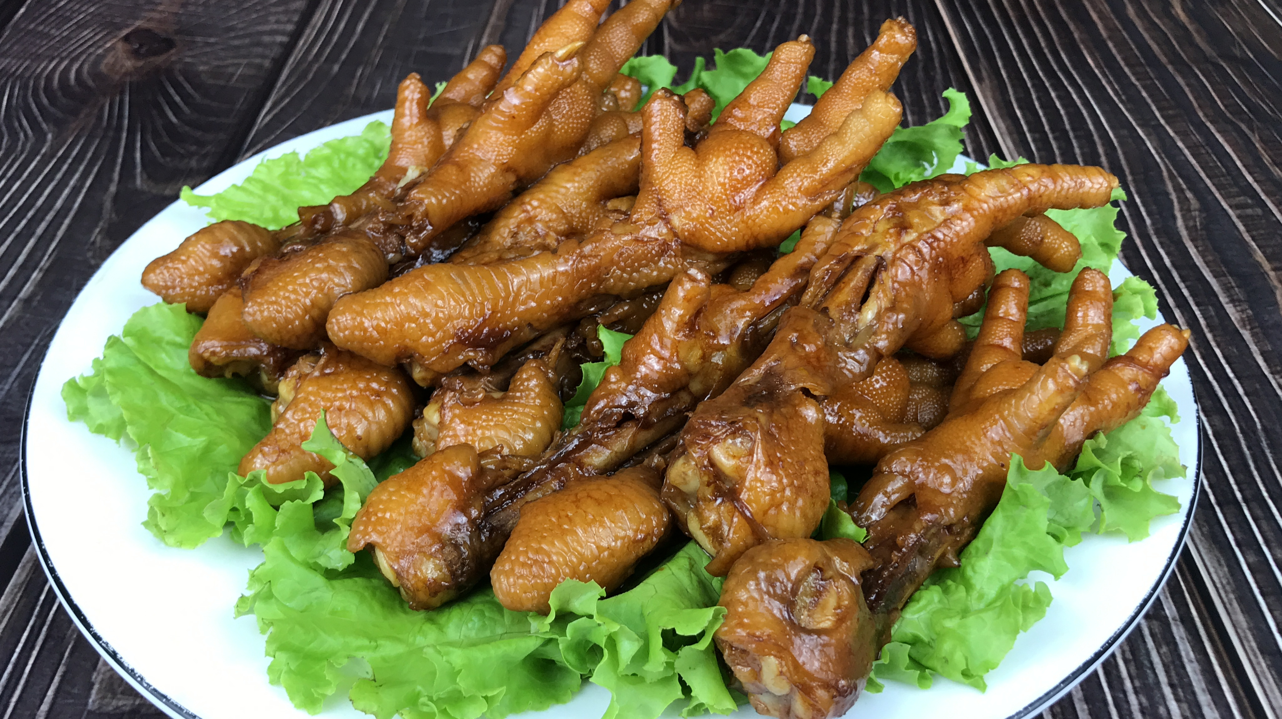 亮子分享红烧鸡爪的秘制方法,软烂入味,啃得我已经不在乎吃相了