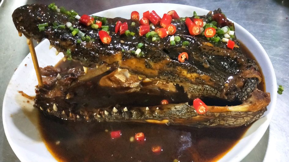 厨师试做了一道麻辣鳄鱼头,做好一桌人不敢吃,真的有那么恐怖吗