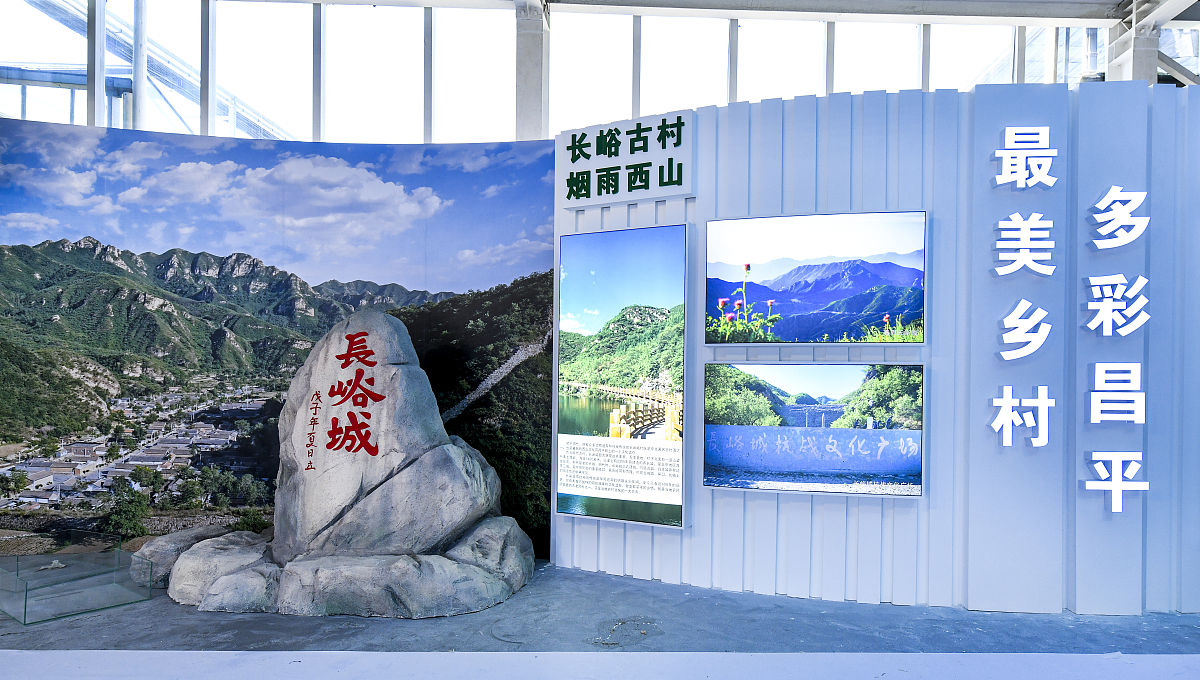 创作一幅画面并用语言描述。画面包含的寓意为：白山兮高高黑水兮滔滔； 有此山川之伟大故生民质朴而雄豪。 地所产者丰且美俗所习者勤与劳。 愿以此为基础应世界进化之洪潮。 沐春风时雨之德化仰光天化日之昭昭。 惟知行合一方为贵惟自强不息方登高。 爱校、爱乡、爱国、爱人类。 期终达于世界大同之目标。 啊~使命如此其重大能不奋勉乎吾曹？ 能不奋勉乎吾曹？