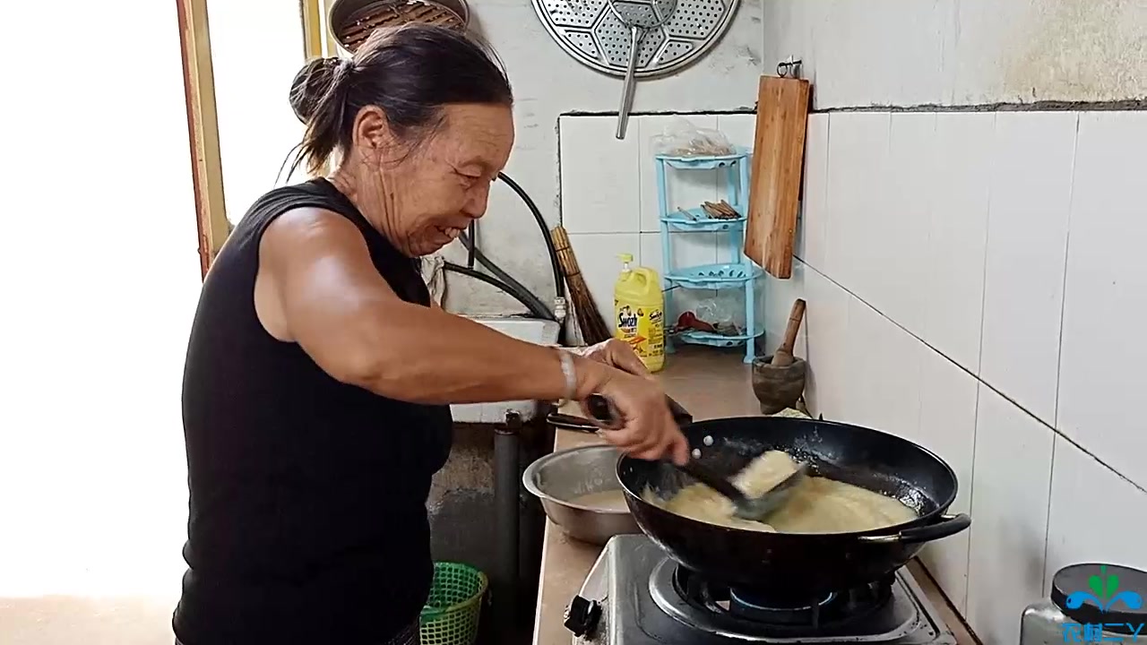 75岁四川阿婆做豌豆粑粑,四家家必备的小吃,二丫有口福咯