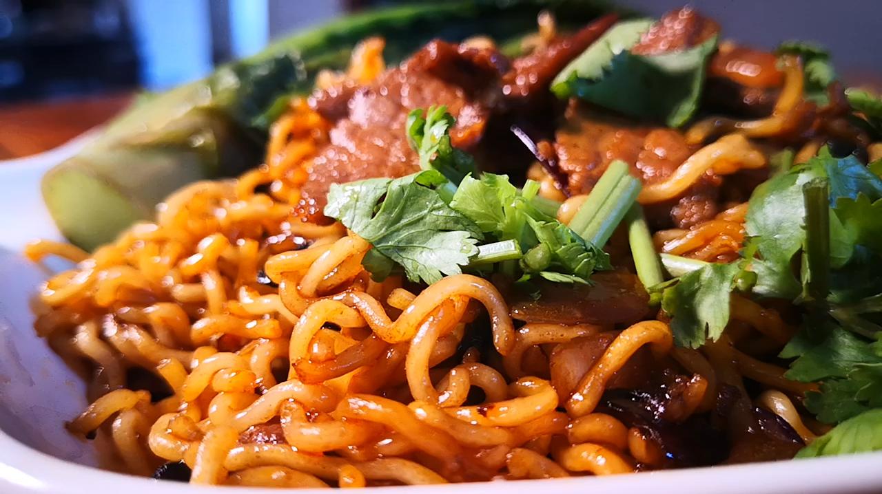 上好的牛腿肉炒方便面,爱吃肉的我就是这样任性,方法简单还好吃