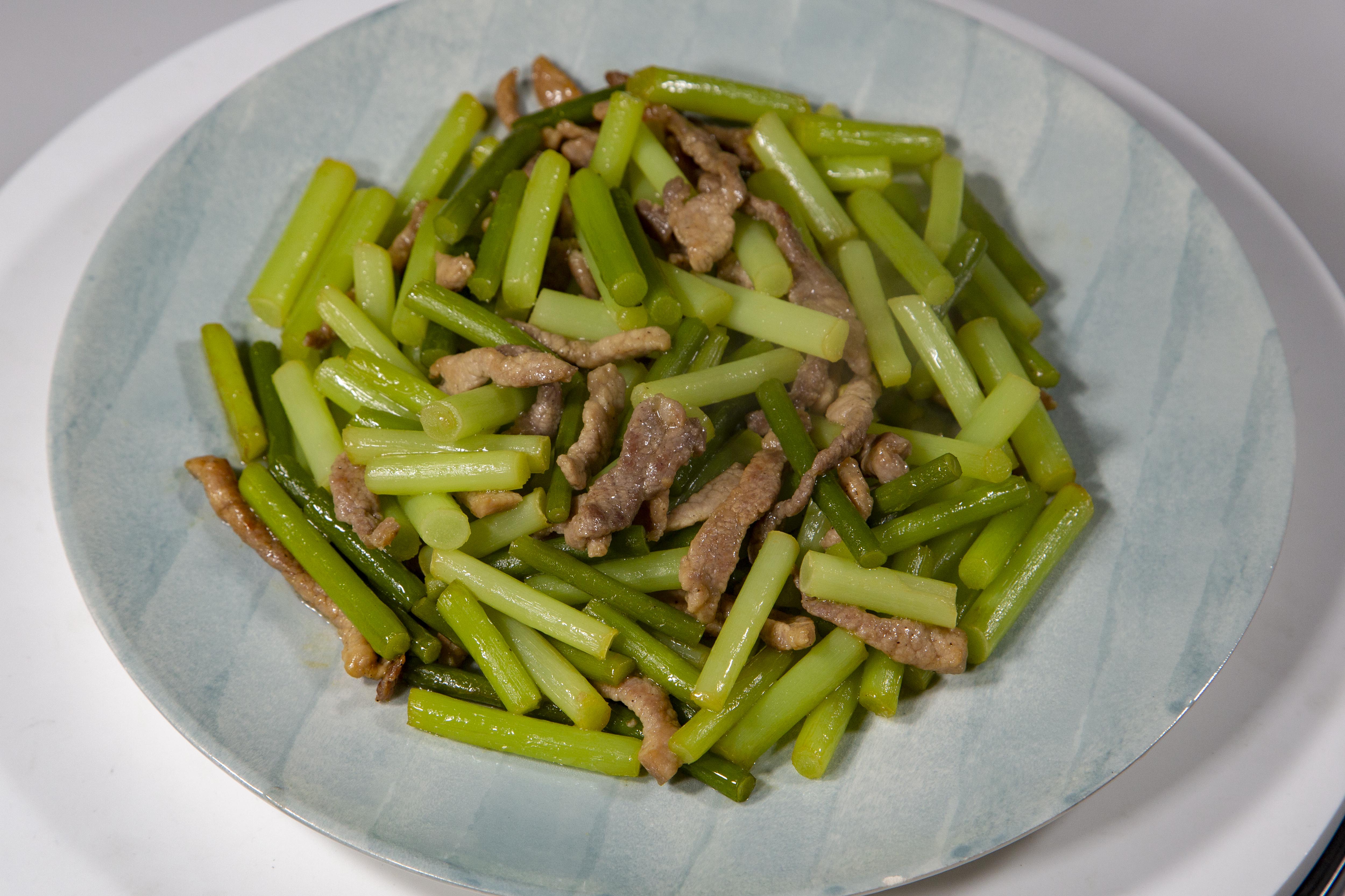 春天正是蒜苔的季节,一道简单的蒜苔炒肉丝就能征服你的味蕾