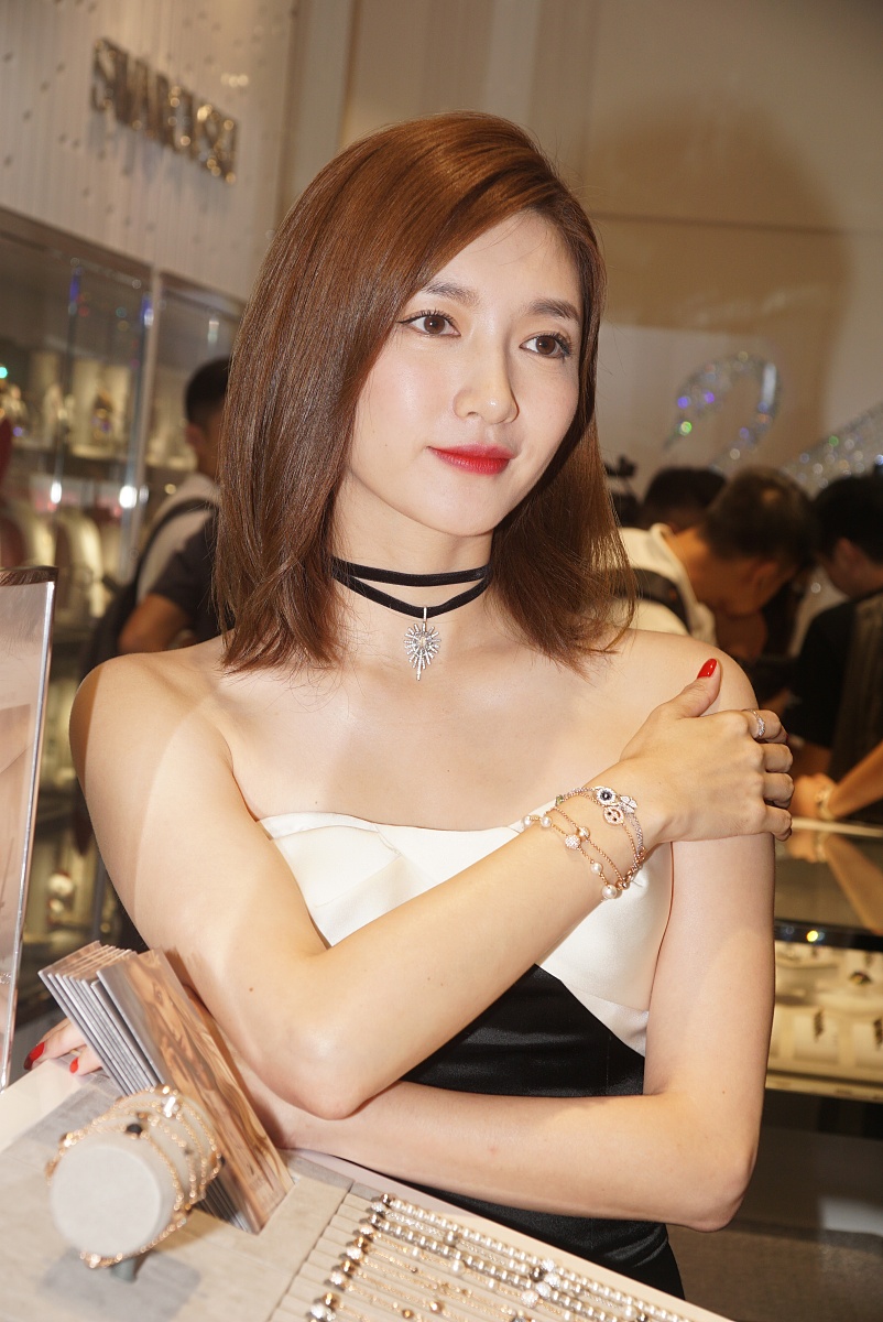 千面女神!江疏影抹胸连体裤秀香肩笑眼弯弯 双手抱胸一秒变霸气御姐