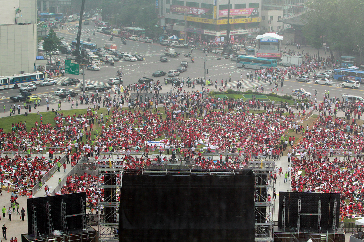 2010年6月17日,韩国首尔,2010世界杯b组次轮,韩国vs阿根廷,众多红魔球