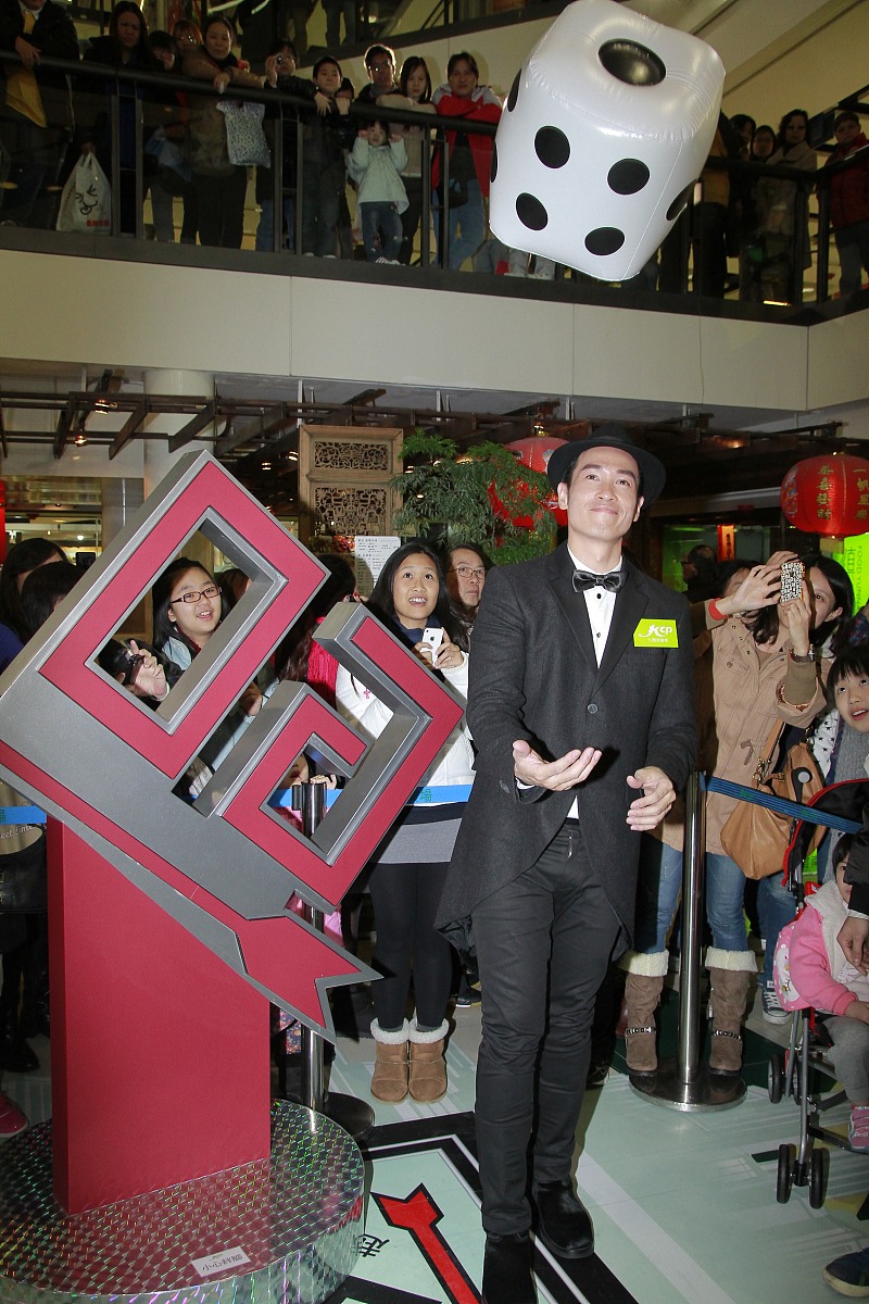 2012年12月30日,香港,陈豪出席某商场大富翁游戏活动.***_***陈豪+++_