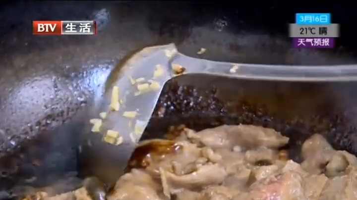 热锅凉油炒酱,加入适量调味料在加入鸭肉翻炒均匀就好