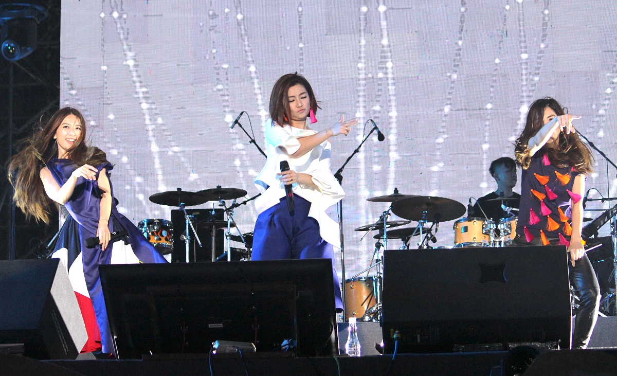 2016年05月01日,上海,s.h.e献唱春浪音乐节.***_***任家萱selina,田馥